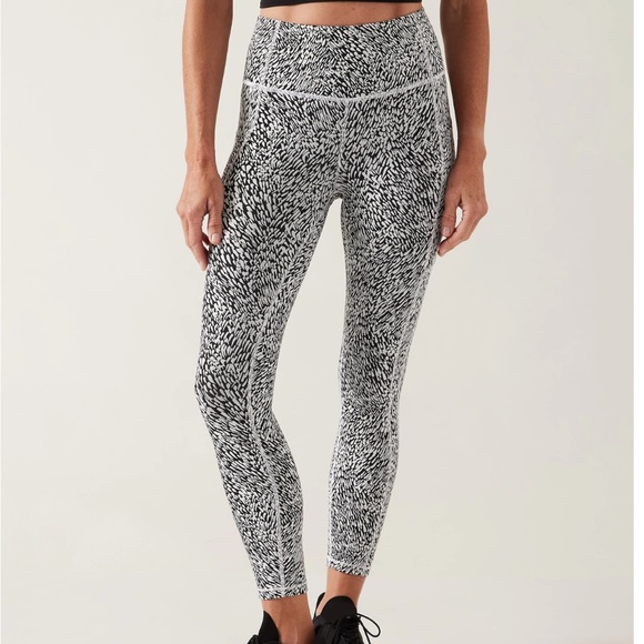 NWT Ultimate Stash Textured 7/8 Legging - Picture 5 of 6